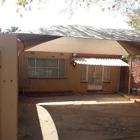 Protea Park Self Catering Guesthouse Rustenburg Extérieur photo