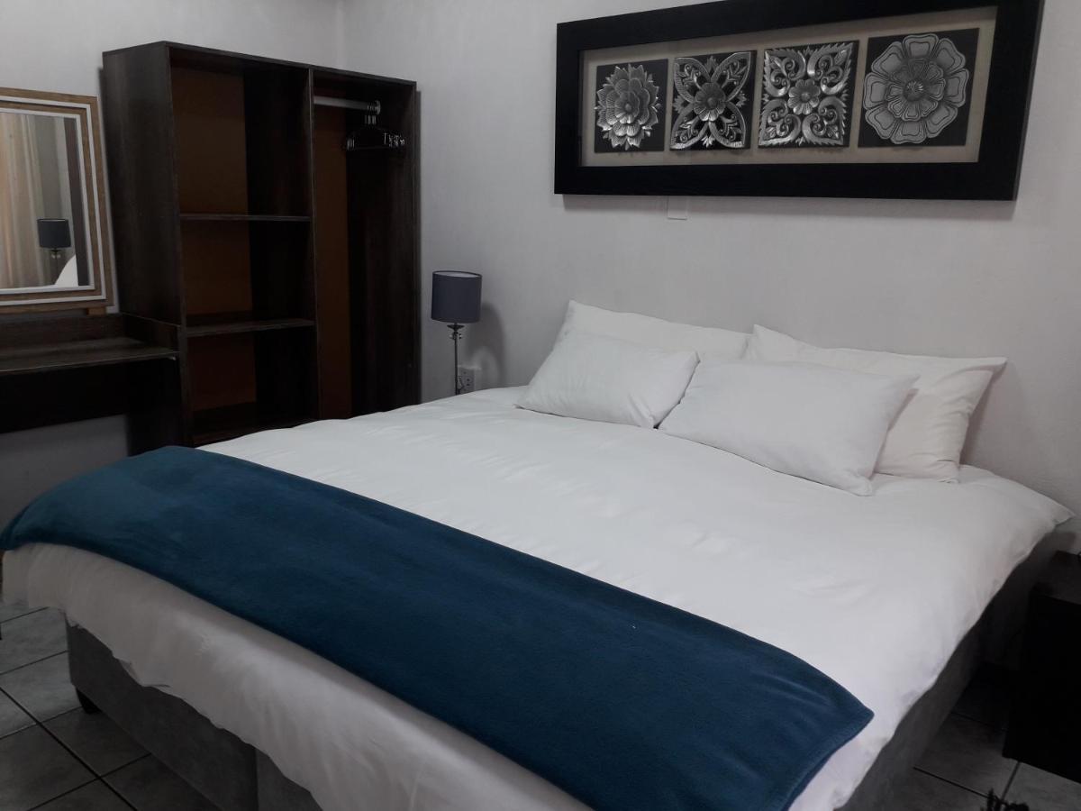 Protea Park Self Catering Guesthouse Rustenburg Extérieur photo