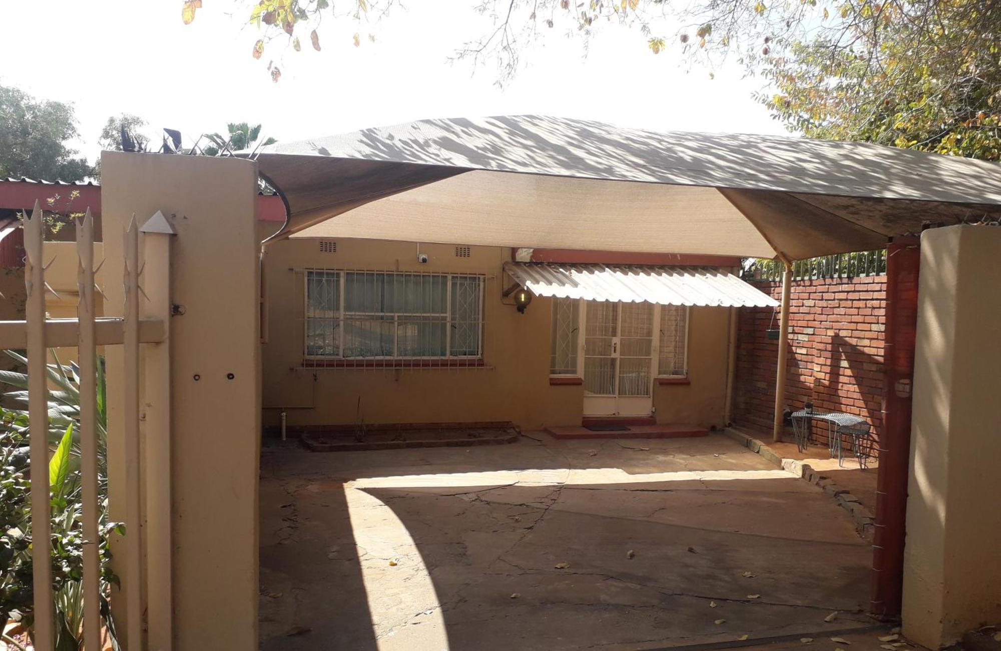 Protea Park Self Catering Guesthouse Rustenburg Extérieur photo